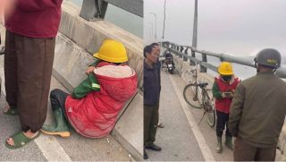 Mẹ già trong bộ đồ công nhân lấm lem ngồi gục bên cầu chờ tin con, câu chuyện phía sau rơi nước mắt
