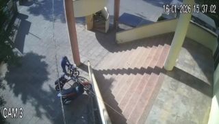 Clip người phụ nữ bị lấy trộm 800 tờ vé số trong tích tắc dù đứng ngay gần, hé lộ bí mật phía sau?