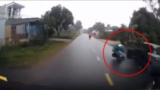 Camera ghi lại cảnh ô tô con mở cửa xe bất cẩn khiến nữ sinh ngã lao vào ô tô khách tử vong tại chỗ