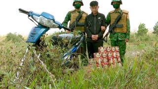 Nam thanh niên có hành vi khó chấp nhận khi bị phát hiện chở pháo hoa lậu ở Tây Ninh