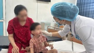 Bé trai bị chó thả rông cắn vào mặt ngay trước nhà sau 1 câu nói, xót xa tình trạng khi nhập viện