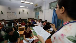 Phụ huynh TPHCM đua nhau đi họp từ giữa trưa để giành chỗ ngồi cho con: Nhà trường lên tiếng