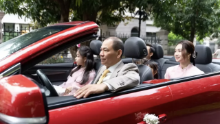 Tỷ phú Phạm Nhật Vượng trực tiếp cầm lái VinFast VF 8 mui trần trong lễ cưới con trai