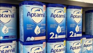 Độc tố ở sữa Aptamil ở Anh nguy hiểm mức nào mà được khuyến cáo ‘tuyệt đối không cho trẻ dùng tiếp’
