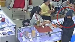 Đã truy ra danh tính nam thanh niên vượt hơn 200km, bịt mặt, giả vờ mua rồi cướp luôn điện thoại iPhone 17 Pro Max