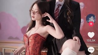 Xôn xao nữ sinh mặc trang phục phản cảm chụp ảnh kỉ yếu trong lớp, nữ sinh giải thích bất ngờ, nhà trường lên tiếng