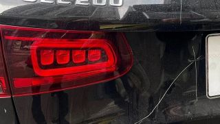 Hé lộ mức bồi thường ‘giật mình’ chủ nhà phải trả cho chủ xe Mercedes GLC 200 bị đập phá, cào xước