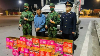 Quảng Ninh: Bắt quả tang 165kg pháo lậu giấu quanh xe container tại cửa khẩu Bắc Luân 2