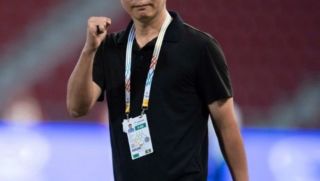 Báo quốc tế đồng loạt ca ngợi HLV Kim Sang Sik vì hành động đẹp với cầu thủ U23 Việt Nam tại sân bay