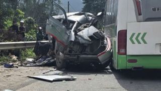 Hiện trường vụ tai nạn giao thông nghiêm trọng giữa xe giường nằm và xe ô tô khiến 5 người thương vong, ô tô bẹp dúm