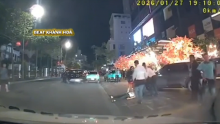 Mâu thuẫn giữa tài xế taxi công nghệ, một người đàn ông bị đấm gục ngay trước trung tâm thương mại