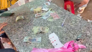 Đồng Nai: Tụ tập đánh bạc giữa quán cà phê, 5 người bị công an ‘tóm gọn’