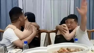 Sự thật sốc về clip người yêu cũ ôm hôn khi gặp lại trong buổi họp lớp, khiến gia đình 2 bên tan vỡ