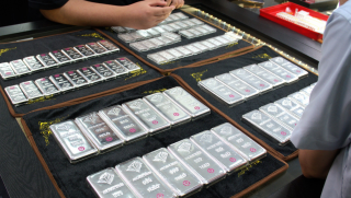 Giá bạc lao dốc mạnh, trượt sâu theo vàng