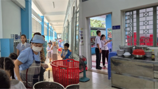 TP.HCM: Nhiều học sinh đau bụng, nôn ói, bữa ăn bán trú có bảo đảm? 