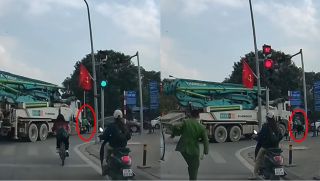 Xe ôm công nghệ tạt đầu xe tải, camera ghi lại giây phút lọt gầm và cái kết 'ông bà gánh còng lưng'