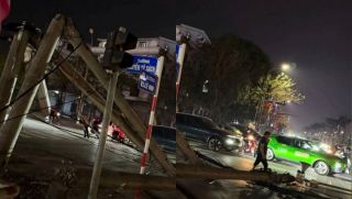 Hiện trường tan hoang vụ xe cẩu ‘quật ngã’ hàng loạt cột điện giữa ngã tư ở Nghệ An