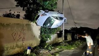 Ô tô ‘bay’ treo ngược trên cột đèn giữa phố: Mạng xã hội dậy sóng vì điều kì lạ chưa có lời giải