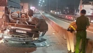 Ô tô 4 chỗ lật ngửa trên cầu vượt Tân Vạn, 3 người trên xe thoát nạn thần kỳ