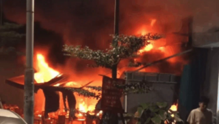 Hà Nội: Cận cảnh hiện trường quán bia cháy ngùn ngụt trong đêm, lửa đỏ rực cả vùng trời