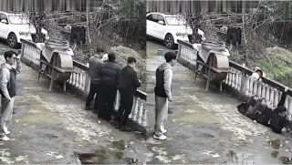 Thực hư đoạn clip nhóm du khách bị sụt hố khi đứng gần lan can trong chuyến du lịch ở Việt Nam