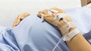 TPHCM: Thai phụ đẻ rớt tại nhà, gia đình gọi xe công nghệ thay vì 115, hậu quả em bé không qua khỏi