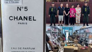 TPHCM: Bắt giam nhóm đối tượng phù phép 10.000 chai nước hoa giả, thu lời bất chính ngang hàng thật