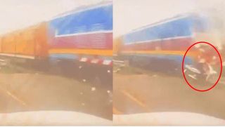 Hà Nội: Người phụ nữ bị tàu hỏa húc văng sau pha vượt đường sắt, camera ghi lại khoảnh khắc đáng sợ