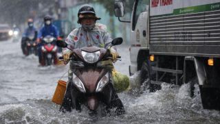 Chia sẻ sai bản tin dự báo thời tiết trên mạng có thể bị xử phạt nặng, mức tiền khiến nhiều người giật mình