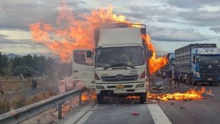 Hiện trường xe tải bốc cháy ngùn ngụt trên cao tốc Vĩnh Hảo – Phan Thiết, hàng hóa bị thiêu rụi