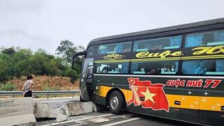 Lý do khiến xe khách lao vào dải phân cách trên cao tốc, hàng loạt hành khách trên xe hoảng loạn la hét