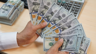 Đồng USD lao dốc, tỷ giá trong nước được 'giải cứu'?