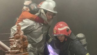 Căn nhà ở Hà Nội bốc cháy giữa ngày giáp Tết, khoảnh khắc giải cứu 1 cụ già và 1 em nhỏ thót tim