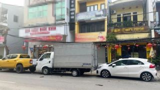 Nghệ An: Xe tải đậu chắn cửa hàng nhiều giờ, chủ tiệm có cách 'trả đũa' khiến công an phải vào cuộc