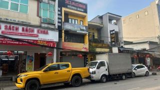 Cái kết vụ xe bán tải đậu trước nhà bị 2 ô tô vây chặt: Chủ xe phải xuống nước vì ‘ai lì hơn’?