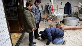 Chi hàng triệu đồng thuê người lạy chúc Tết cha mẹ: Một công ty giao hàng gây tranh cãi dư luận  