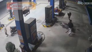 Nam nhân viên sững sờ khi thấy nhóm thanh niên chửi bới, đập phá tan nát xe máy ngay trong cây xăng