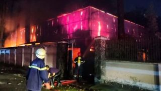 Hiện trường vụ cháy nhà kho tối mùng 2 Tết ở TP.HCM, khói đen cuồn cuộn bao trùm khu dân cư