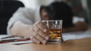 Tự ý bêu rếu hình ảnh người say rượu trên mạng xã hội: Coi chừng vướng vòng lao lý vì câu like?