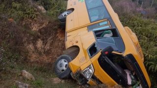 Ô tô khách lao xuống sườn đồi ở Lào Cai: Hành khách hoảng loạn, tài xế có thể đối diện mức phạt nặng