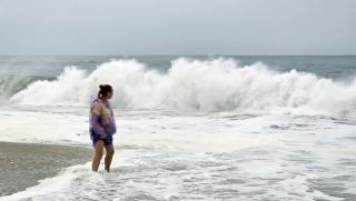 Nguyên nhân khiến 10 người tắm biển Nha Trang bị sóng cuốn ra xa, lộ hành động khó hiểu của du khách