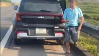 Thản nhiên dừng xe để ‘giải quyết nỗi buồn’ trên cao tốc, tài xế nhận ngay cái kết đắng