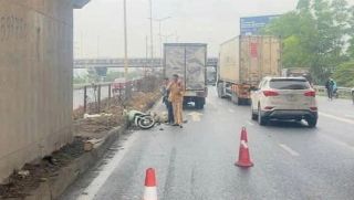 Hiện trường xe máy đi ngược chiều bị nghiền nát trên Quốc lộ 18, một người tử vong