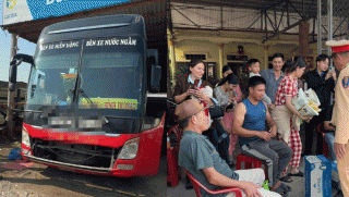 Huế: Lý do tài xế quát tháo, bỏ mặc 40 hành khách đói khát giữa khúc cua nguy hiểm, vắng vẻ