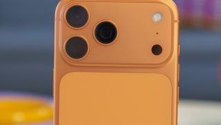 Lỗ nhỏ cạnh camera sau iPhone để làm gì? Công năng ‘ẩn’ mà nhiều người dùng chưa từng để ý