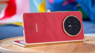 Trên tay Honor Magic V6 màu đỏ: Thiết kế da lộn độc lạ, ‘kỳ phùng địch thủ’ của Galaxy Z Fold7