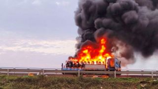 Hiện trường xe tải chở xe máy bốc cháy trên cao tốc qua Thanh Hóa: Hé lộ tình hình tài xế trên cabin 