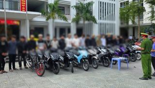 Khởi tố nhóm thanh thiếu niên mang hung khí gây rối trên đường phố sáng mùng 1 Tết, tình trạng nạn nhân hiện tại? 