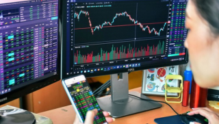 Khối ngoại rút ròng hàng nghìn tỷ, tự doanh bất ngờ tung tiền gom mạnh nhất tháng