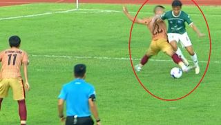 Tình huống hy hữu ở V.League 2, trận đấu không có VAR nhưng cầu thủ vẫn yêu cầu trọng tài 'xem lại'